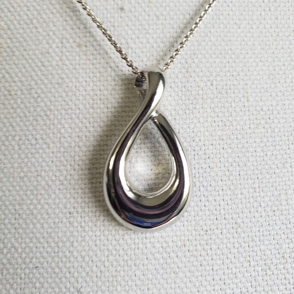 Lia Sophia Pendant Silver-tone Oval Swirl Costume Fashion Jewelry 1.25 inches - Picture 6 of 6